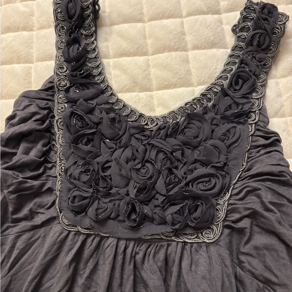 Elegant Gray Sleeveless Top with Floral Detailing